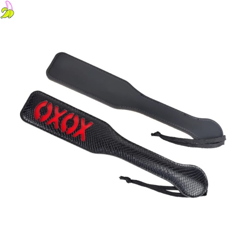 Skórzany pejcz z ekoskóry z napisem XOXO
