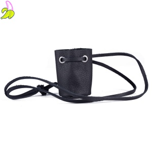 Skórzana zawieszka z saszetką na poppersa